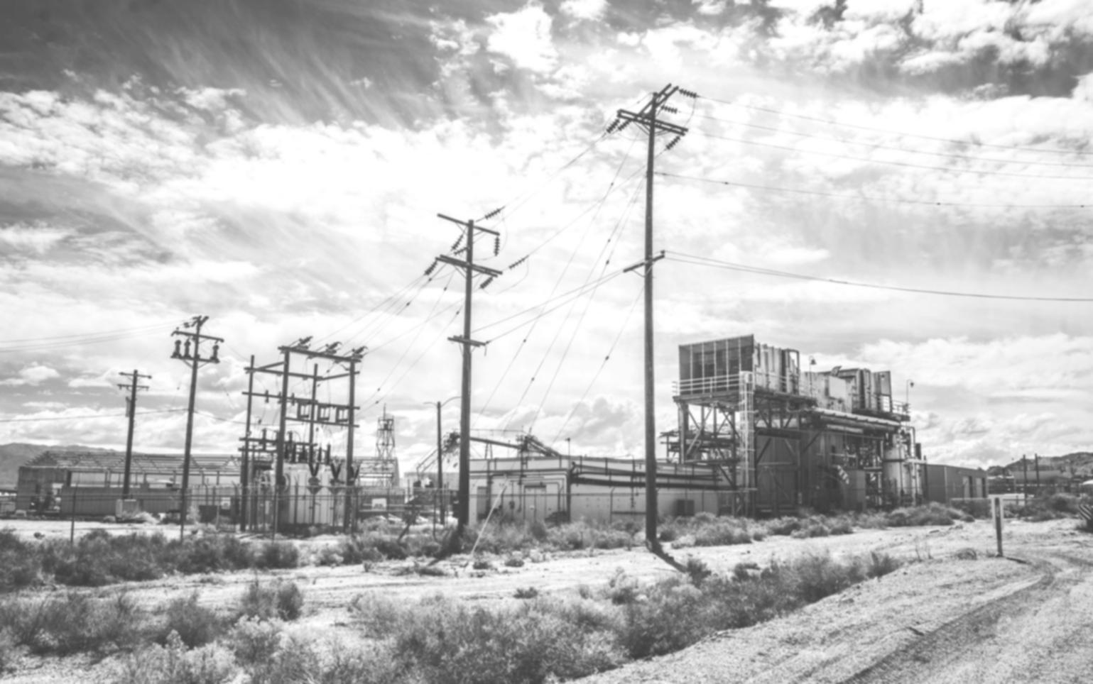 Salle de contrôle d'une centrale hydroélectrique avec écrans de monitoring