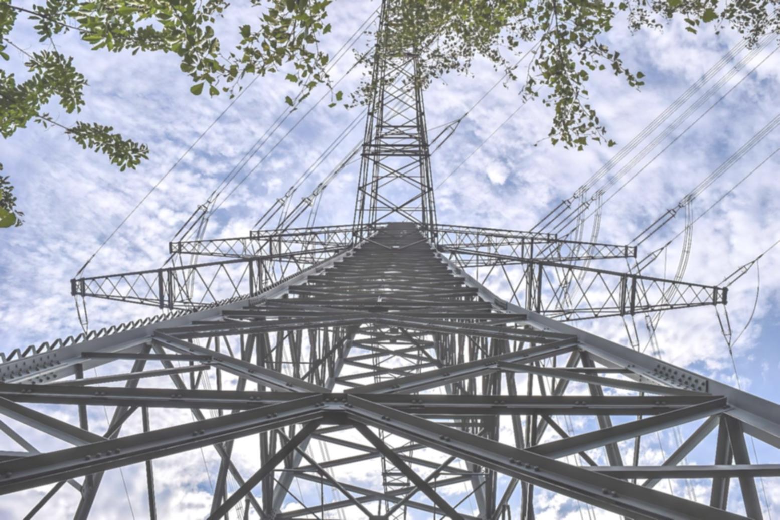 Installation hydroélectrique moderne avec turbines et systèmes de contrôle